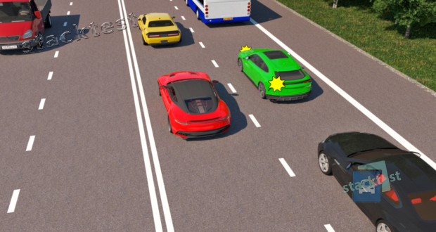 В каком случае водителю зелёного автомобиля разрешается перестроиться на левую полосу движения, если полосы движения равномерно заняты движущимися транспортными средствами?