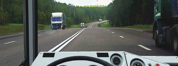 Можно ли Вам после опережения грузового автомобиля продолжить движение по левой полосе вне населенных пунктов?